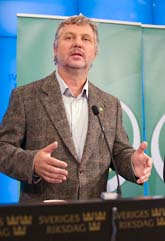 Peter Eriksson berättar om Miljöpartiets förslag. Foto: Jonas Ekströmer/Scanpix