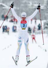 Charlotte Kalla jublar över segern i stafett. Foto: Cornelius Poppe/Scanpix