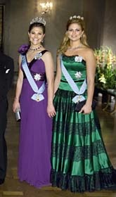 Prinsessorna Victoria och Madeleine på väg till Nobelfesten. Foto: Claudio Bresciani/Scanpix