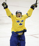 Småkronornas Daniel Brodin jublar. Han gjorde mål när Sverige vann mot Ryssland med 4–1. Foto: AP Photo/Scanpix