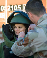 Victoria provar bombdräkt. Foto: Henrik Eskilsson/Försvarsmakten/Scanpix