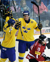 Martin Lundberg och Dennis Rasmussen firar ett mål. Foto: Geoff Howe/AP/Scanpix