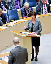 Fredrik Reinfeldt mot Mona Sahlin i Riksdagen. Foto: Bertil Ericson/Scanpix