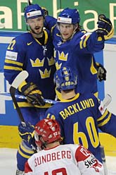 Niklas Persson, Jonas Andersson och Mikael Backlund firar ett av Sveriges mål mot Danmark. FOTO: Daniel Maurer/AP/Scanpix