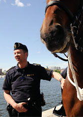 Tusentals poliser ska vakta när kronprinsessan Victoria gifter sig. Foto: Anders Wiklund/Scanpix