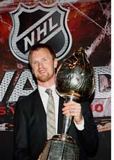 Henrik Sedin med sin pokal. Foto: Isaac Brekken/AP/Scanpix