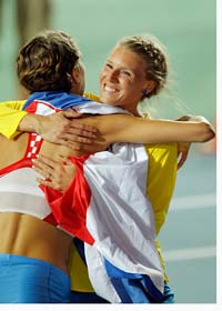Emma Green får en kram av segraren, Blanka Vlasic. Foto: Victor Caviano/Scanpix