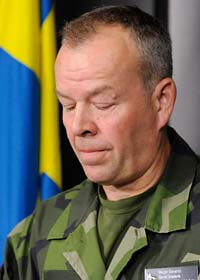 Berndt Grundevik berättar att en svensk soldat har dödats i Afghanistan. Foto: Anders Wiklund/Scanpix