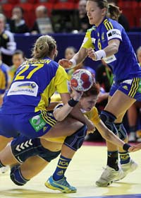 Sveriges försvar stoppar ett ukrainskt anfall. Foto: Trond Reidar Teigen/Scanpix