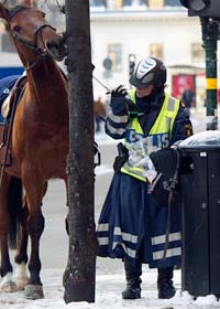 Poliser vaktar gatorna i Stockholm efter bombdådet. Foto: Fredrik Sandberg/Scanpix