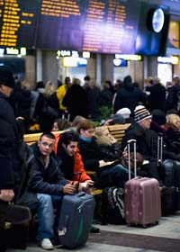 På tisdagen var det stora förseningar för tågen från Stockholm. Människor fick vänta länge på centralen. Foto: Claudio Bresciani/Scanpix