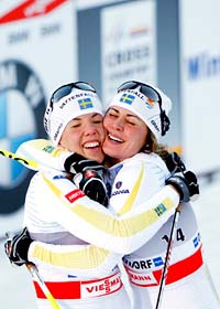 Det blev svensk dubbelseger i skiathlon-tävlingen i Tour de Ski. Foto: Scanpix