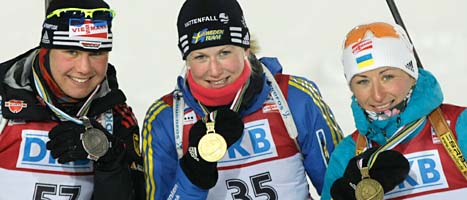 Helena Ekholm i mitten med sin guldnedalj. Tyskan Tina Bachman kom tvåa och Vita Semerenko från Ukraina kom trea. Foto: Michail Metzel/Scanpix