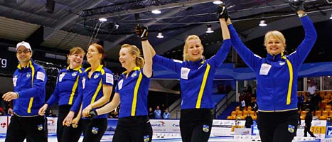 Sverige jublar över ännu ett VM-guld i curling. Foto: Bob Strong/Reuters/Scanpix