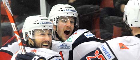 Växjös spelare jublar. Laget spelar i Elitserien nästa säsong.
Foto: Conny Sillén/Scanpix