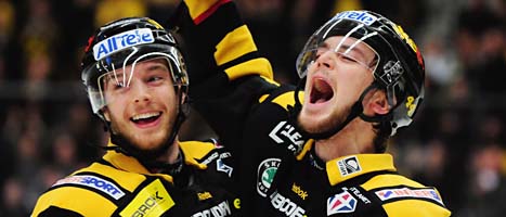 Skellefteås spelare jublar över mål i segermatchen mot Färjestad. Foto: Johan Nilsson/Scanpix.