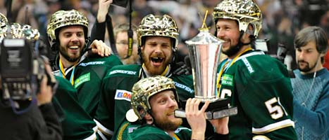 Christian Berglund lyfter SM-pokalen. Foto: Bertil Ericson/Scanpix