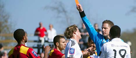 Det blev bråk sedan domaren visade ut en AIK-spelare i helgens match i fotbollsallsvenskan mot Syrianska. Foto: Fredrik Sandberg/Scanpix