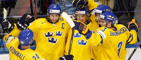 Svenskarna jublar efter segern mot USA. Foto: David Josek/Scanpix