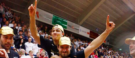 Sundsvalls spelare firar SM-guldet i basket. Foto: Scanpix
