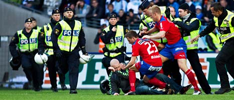 En man sprang in på planen och försökte slå helsingborgs målvakt: Foto: Andreas Hillergren/Scanpix