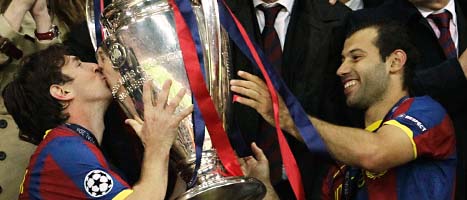 Lionel Messi kysser Champions League-pokalen. Foto: Matt Durham/Scanpix