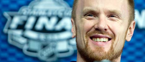 Henrik Sedin var glad efter segern mot Boston. Foto: Jonathan Hayward/AP/Scanpix