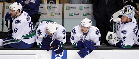 Vancouvers spelare deppar efter förlusten mot Boston. Nu blir det en avgörande match om Stanley Cup under natten till torsdag.
Foto: Jonathan Hayward/Scanpix