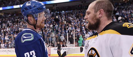 En besviken Henrik Sedin i Vancouver möter Bostons Dennis Seidenberg efter förlusten. Foto: Jonathan Hayward/Scanpix