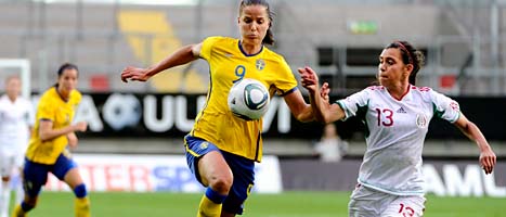 Jessica Lundström på väg igenom Mexikos försvar. Foto: Pontus Lundahl/Scanpix