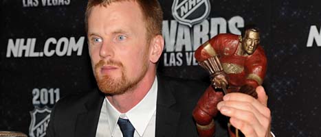 Daniel Sedin med priset som visar att han är en av världens bästa hockey-spelare. Foto: Brian Jones/Scanpix