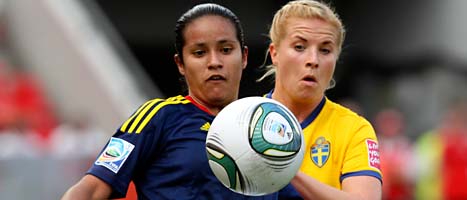 Colombias Lady Andrade stångas med Annica Svensson om bollen i Sveriges segermatch i går. FOTO: Michael Probst/Scanpix