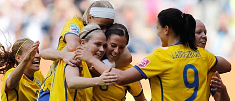 Svenskorna jublar efter Lisa Dahlqvists segermål. FOTO: Matthias Schrader/Scanpix