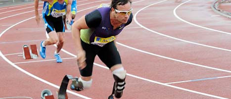 Oscar Pistorius, även kallad Bladerunner, har klarat kvalgränsen till VM. FOTO: Tom Hevezi/AP/Scanpix