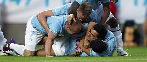 Malmö-spelarna jublar efter Jiloan Hamads mål mot Rangers. FOTO: Andreas Hillergren/Scanpix