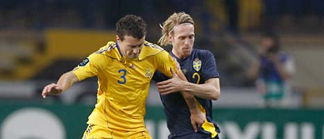 Christian Wilhelmsson kämpar mot en back. Foto: Fredrik Persson/Scanpix