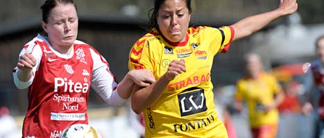 Piteås Sara Eliasson i kamp med Tyresös Madeleine Edlund i en av årets matcher. Tyresö och Piteå är två av lagen som lockat stpr publik till matcherna. Foto: Janerik Henriksson/Scanpix