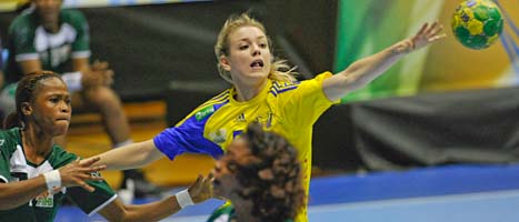 Hanna Fogelström kämpar om bollen i matchen mot Elfenbenskusten. FOTO: Leif R Jansson/SCANPIX