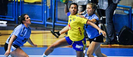 Jamina Roberts skjuter mot mål i matchen mot Uruguay. FOTO: Leif R Jansson/SCANPIX