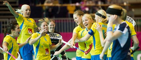 Svenskorna jublar efter att ha vunnit finalen mot Finland. FOTO: Ennio Leanza/SCANPIX