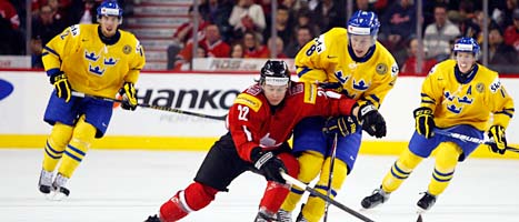 Sveriges Petter Granberg kämpar om pucken mot schweizaren Sven Andrighetto. FOTO: Jeff McIntosh/SCANPIX