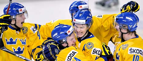 Max Friberg i mitten får kramar efter sitt mål i matchen mot Finland. Foto: AP Photo/Scanpix