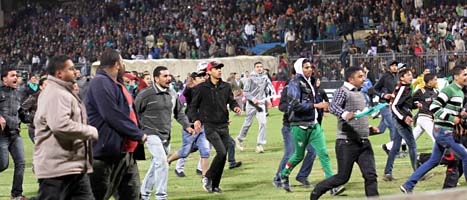 Folk flyr från bråken efter fotbollsmatchen i staden Port Said i Egypten. Foto: AP/Scanpix