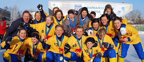 Sveriges damer jublar över VM-guldet i bandy. Foto: svenskbandy.se