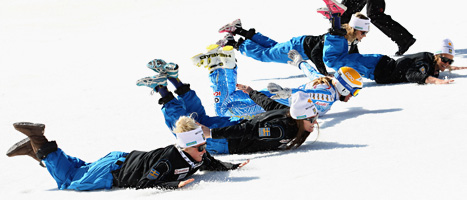 Tillsammans med kompisarna i landslaget gör Anja sitt berömda segerdyk efter den sista tävlingen. Foto: Armando Trovati/Scanpix