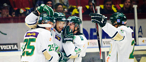 Färjestads spelare jublar efter mål mot Brynäs. Foto: Jens Lestrade/Scanpix