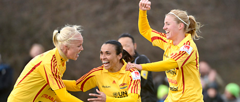 Marta och hennes lagkompisar i Tyresö jublar över mål.
Foto: Anders Wiklund/Scanpix