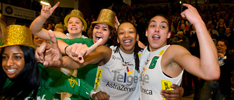 Telges tjejer firar att de vunnit SM-guld i basket. Foto: Jonas Ekströmer/Scanpix