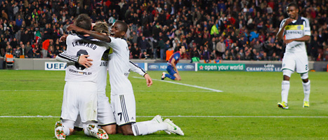 Chelseas spelare kramar om varandra efter segern mot Barcelona.
Foto: Andres Kudacki/Scanpix.