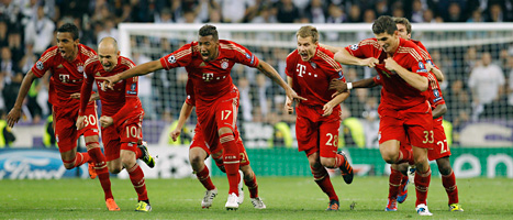 Bayern Münchens spelare jublar över segern över Real Madrid. 
Foto: Daniel Ochoa de Olza/Scanpix